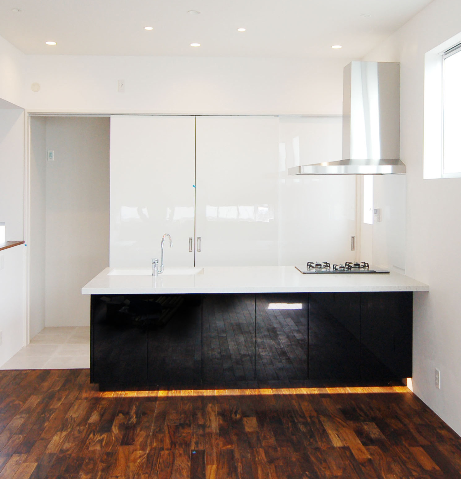 黒の鏡面が美しい 重厚感のあるキッチン Modern Kitchen Other By Re Blanc テイオー産業 Houzz