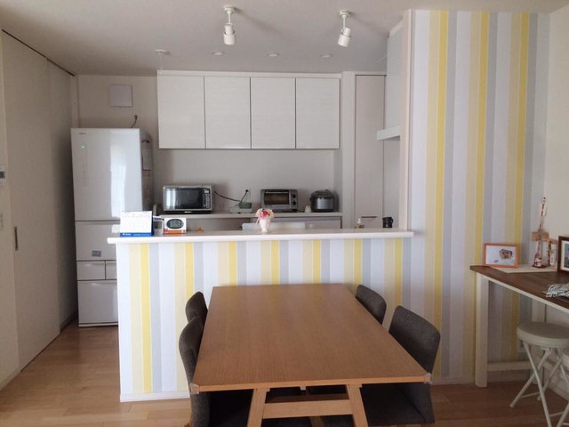 Diy キッチン カウンター下にシャビーシックな白レンガ壁紙 Kitchen Other By Deco All Okayama デコール岡山 Houzz Au