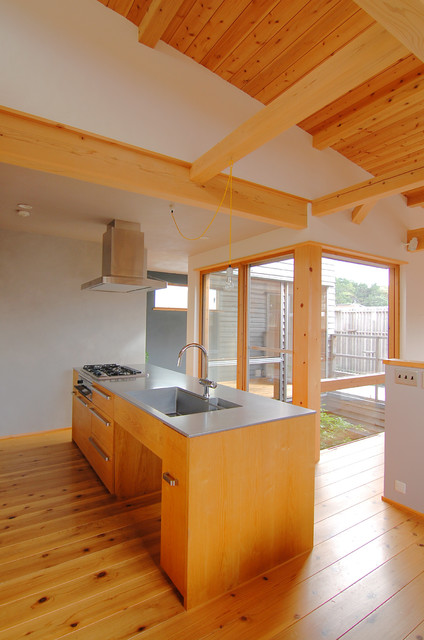 S邸アイランドキッチン 正面 Nordico Cocina Otras Zonas De 注文家具 木のすず Houzz