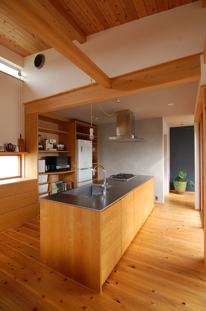 S邸アイランドキッチン 正面 Nordico Cocina Otras Zonas De 注文家具 木のすず Houzz