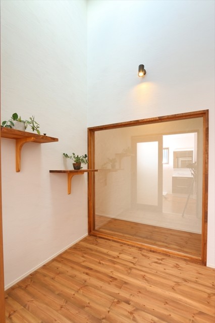 窯変瓦と白い外壁の平屋の家 Moderno Veranda Altro Di 株式会社大河内工務店 Houzz