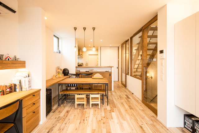 あきらめかけた地元での暮らし 間口４ｍ の敷地に建つ3階建てガレージハウス ラスティック ダイニング 名古屋 ニケンハウジング 株式会社 Houzz ハウズ