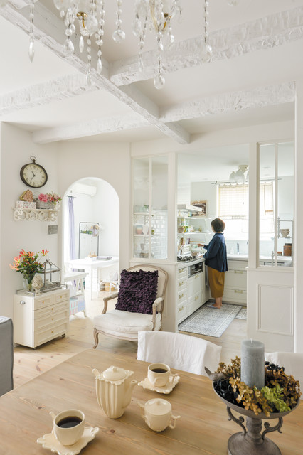 こだわりのアンティーク家具がとてもよく合う かわいらしいシャビーシックなおうち Romantico Comedor Otras Zonas De Design House F 古川工務店 Houzz