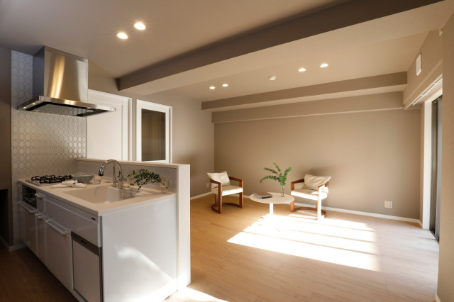 グレージュの壁紙で大人の空間に Contemporain Salle A Manger Tokyo Par Haru Interior Directions Inc Houzz