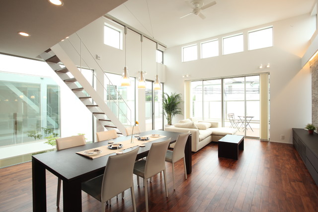 ライトコートのある家 Moderno Comedor Periferia De Tokio De 株式会社テラジマアーキテクツ