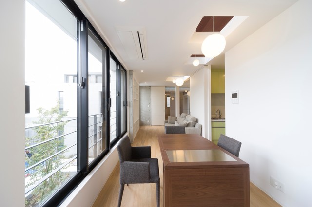中庭を囲んで Rc賃貸併用二世帯住宅 Contemporaneo Comedor Tokio De 株式会社 三京建設 Houzz