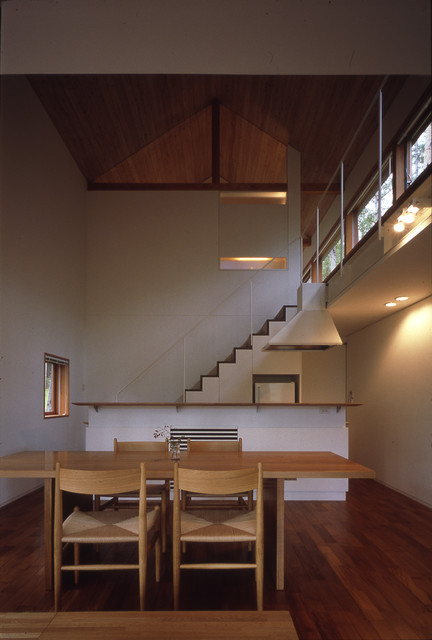 主室より食堂を介して階段を見る 食堂の天井高は高いところで6 140mm Japanese Dining Room Yokohama By Ken Yokogawa Architect Associates Inc Houzz Au