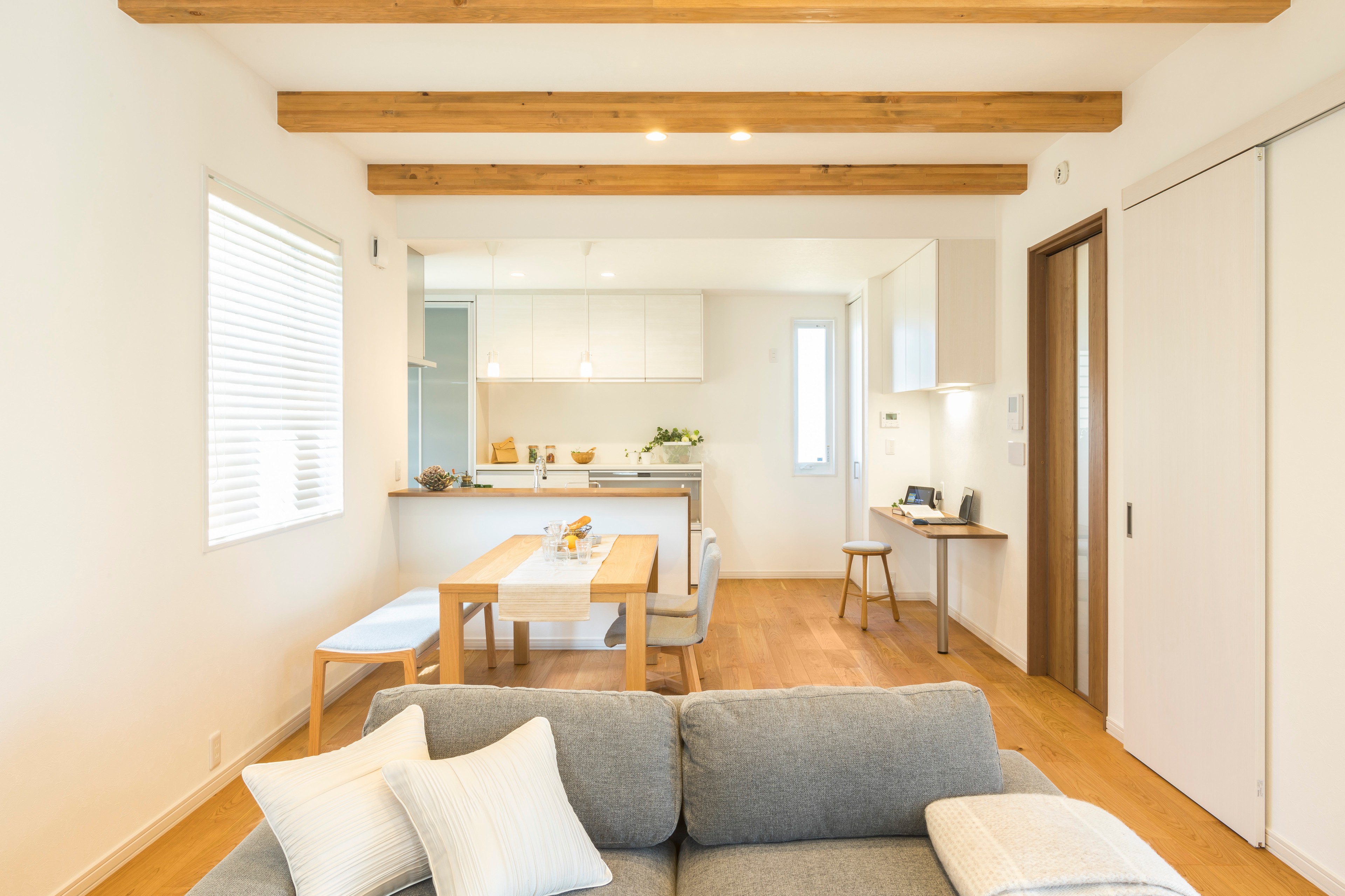 北側玄関 北向敷地を最大限に活かし 子育てママの視点で間取りを工夫した 明るく開放的な南向きリビングの家 Scandinavian Dining Room Other By 共和木材工業株式会社 Houzz