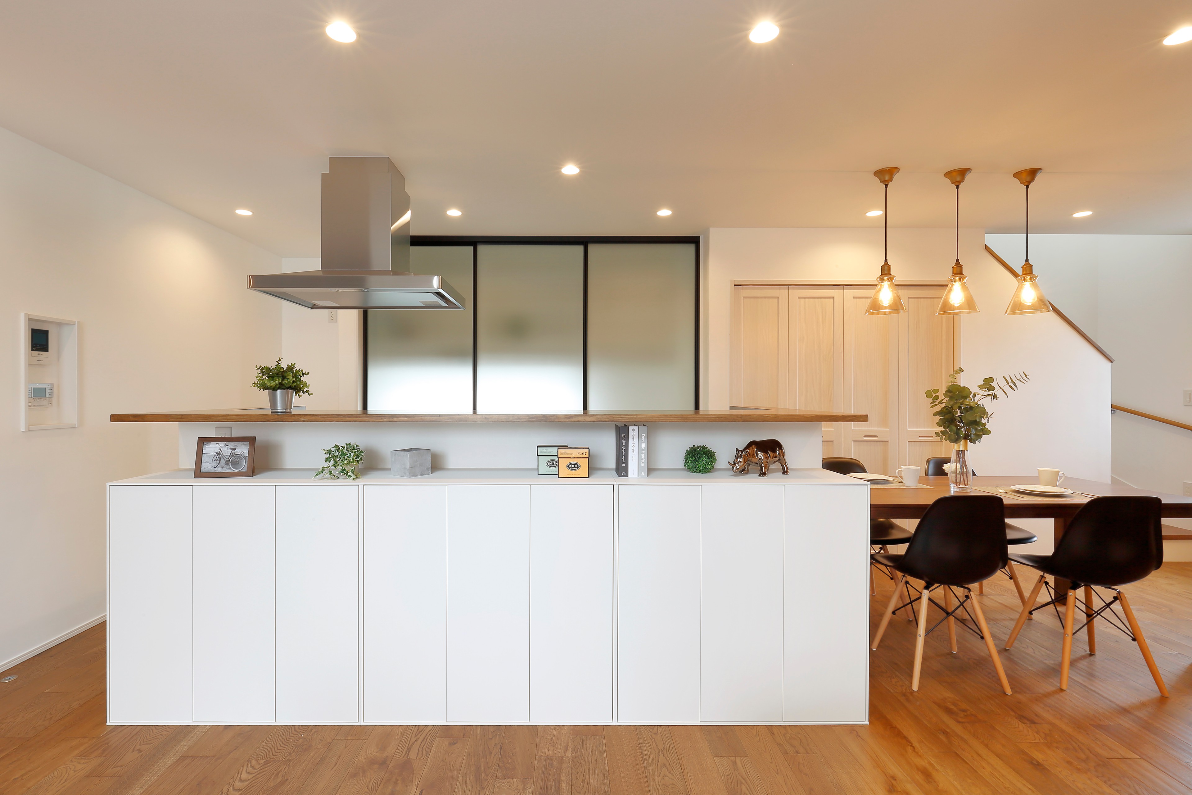 収納アイデアが光る神家事動線の家 Asian Dining Room Other By 納得住宅工房株式会社 Houzz