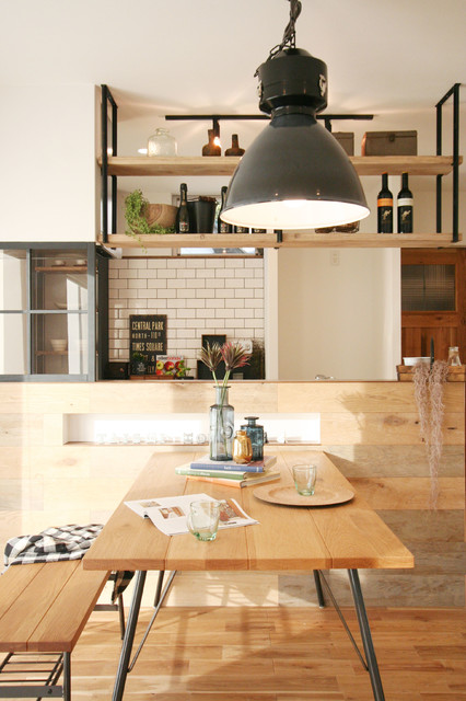 大きな照明が印象的なダイニングキッチン Industrial Comedor Otras Zonas De Taisei Home Houzz