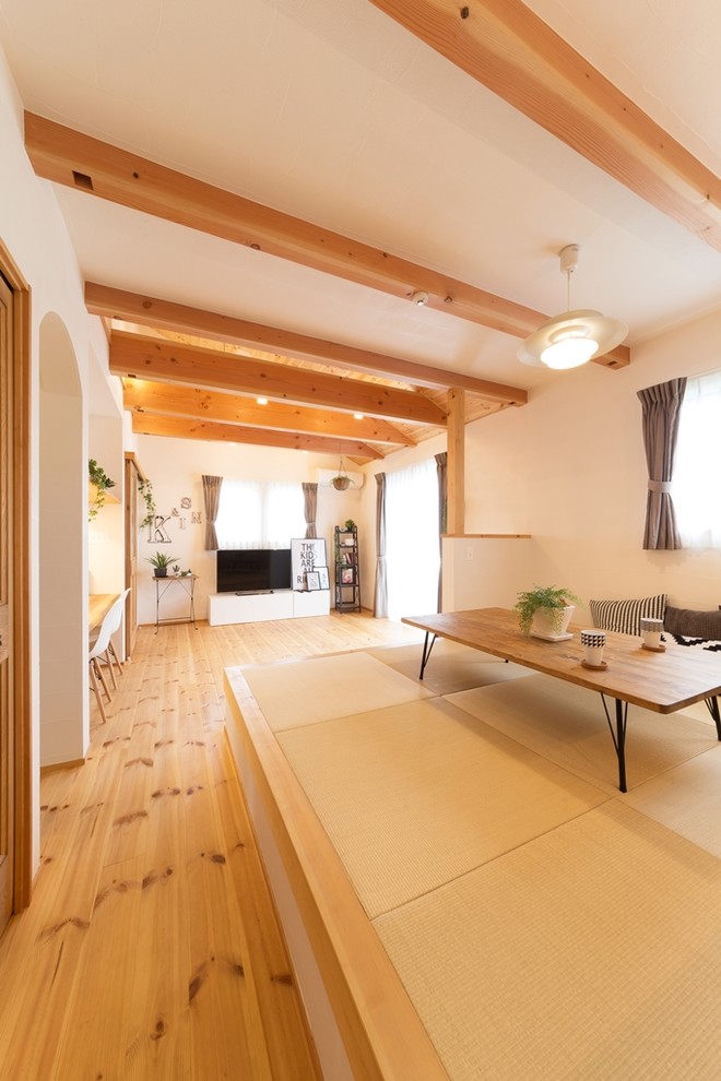 家族のコミュニケーションを深める広いお庭のある家 Farmhouse Dining Room Other By 株式会社 アイスタイル Houzz