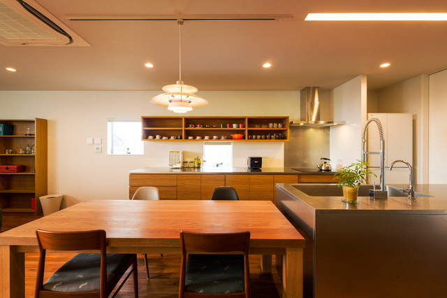 川沿いの家 Retro Comedor Otras Zonas De Roomz 株式会社星野建築事務所
