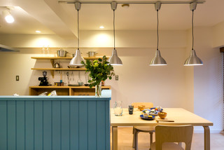 水色の腰壁がかわいい かもめ食堂 好きなあなたにぴったりな北欧デザイン Scandinavian Dining Room Other By Reforco リフォルコ