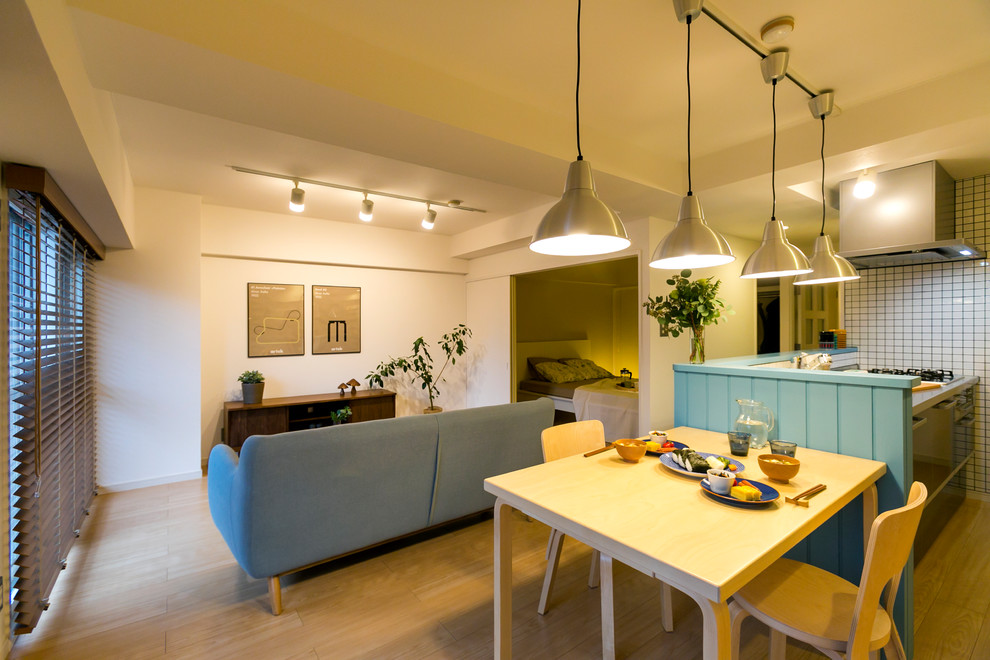 水色の腰壁がかわいい かもめ食堂 好きなあなたにぴったりな北欧デザイン Scandinavian Dining Room Other By Reforco リフォルコ Houzz