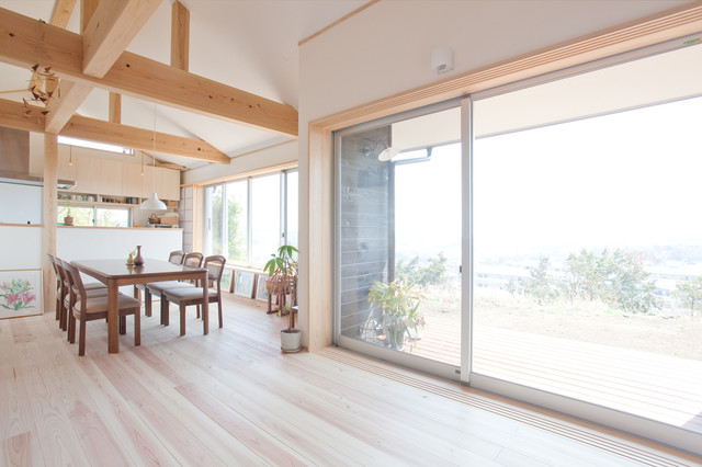 空と海を望む丘の上の家 Asiatico Comedor Otras Zonas De 株式会社 加賀妻工務店 Houzz