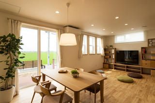 窓の外にのどかな田園風景を望むldk Moderno Comedor Otras Zonas De アーキレーベル 株式会社鈴木組 Houzz
