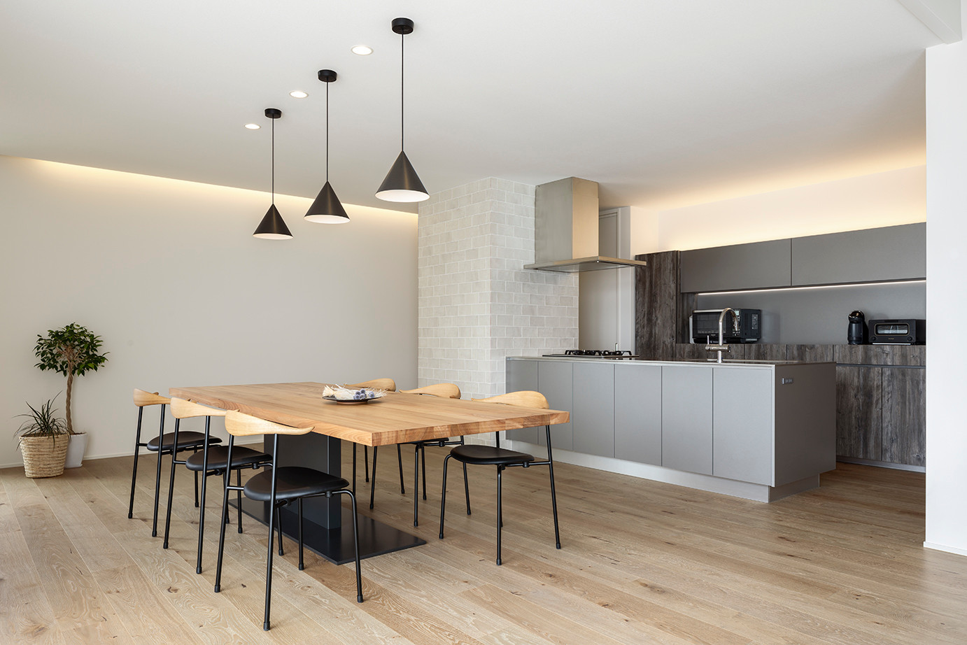 納入事例 海外の洋書に出てくるようなインテリアとクールモダンなキッチン Contemporary Dining Room Tokyo By キッチンハウス Houzz