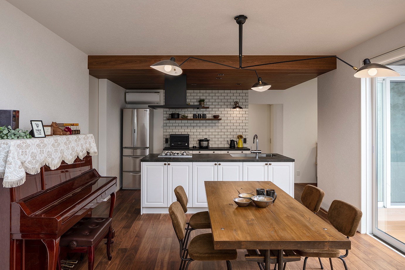 西海岸のようなヴィンテージインテリアに映える白い框扉のキッチン Industrial Dining Room Tokyo By キッチンハウス Houzz