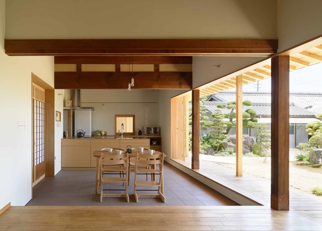 通り土間のある家 Asiatico Comedor Otras Zonas De M5 Architecte一級建築士事務所 Houzz