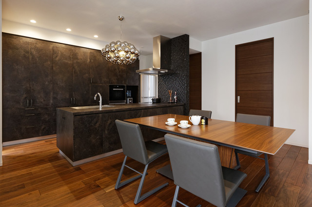 鉄釉を掛けて焼いた陶器のような色柄の素材を用いたモダンなキッチン空間 Contemporary Kitchen By キッチンハウス Houzz