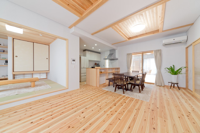 集落にとけこむ数寄屋風の家 Japones Comedor Otras Zonas De ミヤシタ Life With Wood 株式会社宮下 集落にとけこむ数寄屋風の家 Japones Comedor Otras Zonas De ミヤシタ Life With Wood 株式会社宮下