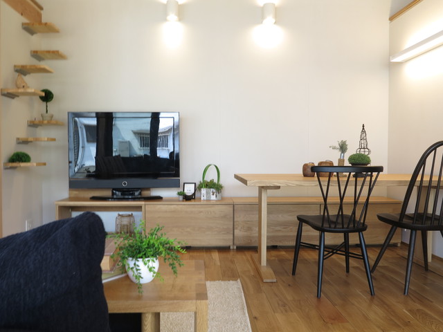 8畳ほどのコンパクトなリビングダイニング空間にテレビボードとベンチを兼用した家具を提案 少し狭い部屋にはもってこいの提案です Farmhouse Living Room Nagoya By インテリアショップbigjoy Houzz
