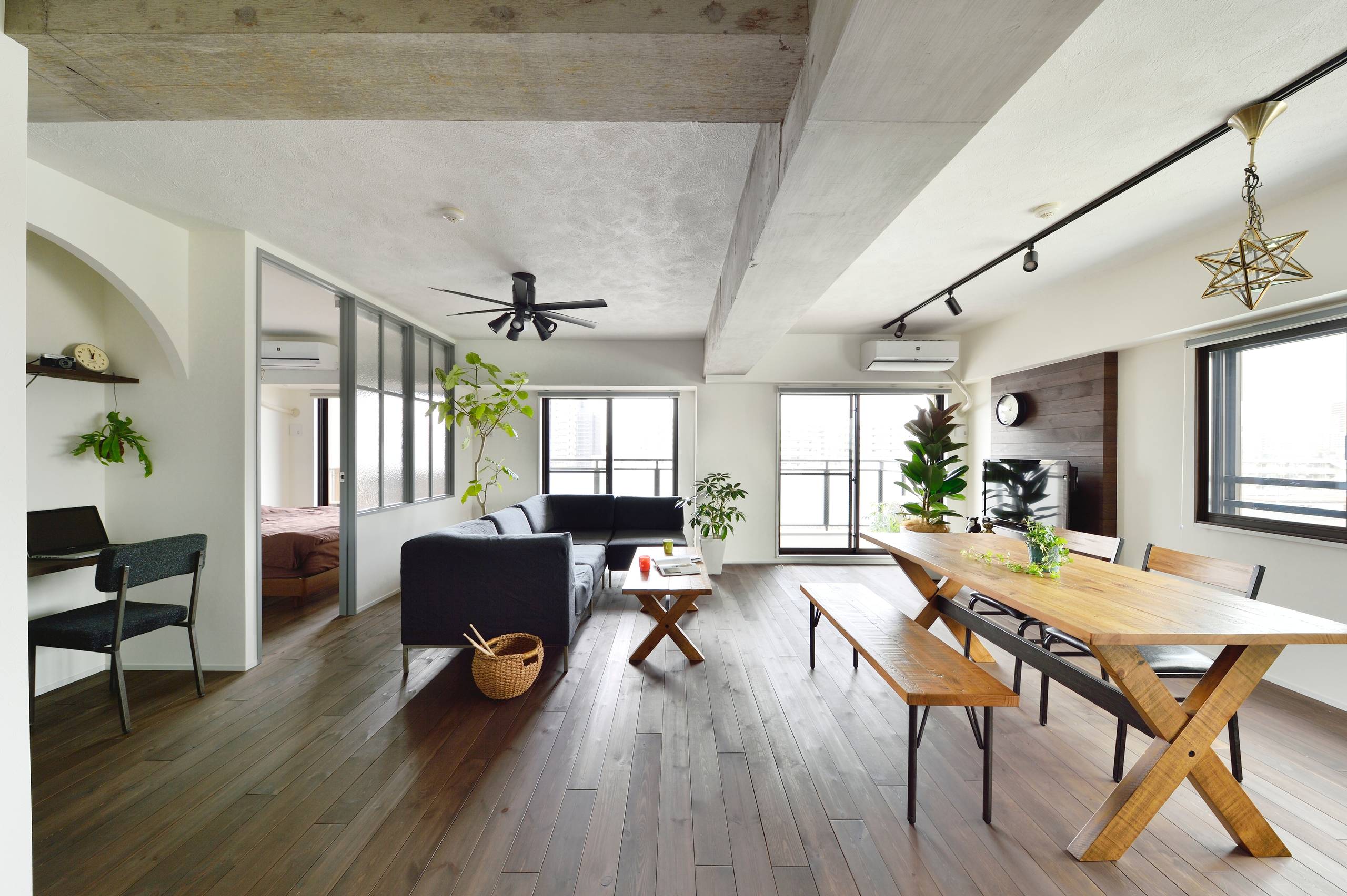 Rc躯体の無骨な眺め 個性的なアメリカンモダン インテリア マンション Apartment Contemporary Dining Room Other By Lohas Studio ロハススタジオ Houzz