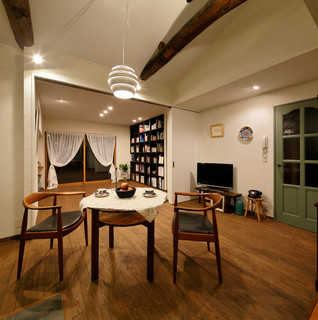 Trip 130年前の梁とレトロタイルが彩る 古民家再生 一戸建て Landhausstil Esszimmer Sonstige Von Lohas Studio ロハススタジオ Houzz