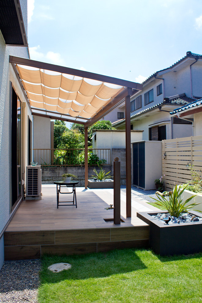 かっこいいウッド調タイルデッキの庭 Rustic Patio Other By スペースガーデニング Houzz