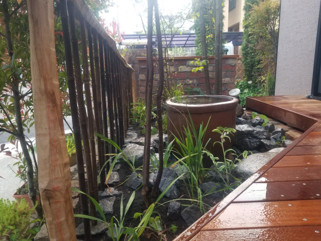 ウッドデッキとメダカの棲家 Modern Patio Tokyo Suburbs By 心庭 Kokorotei Houzz Ie