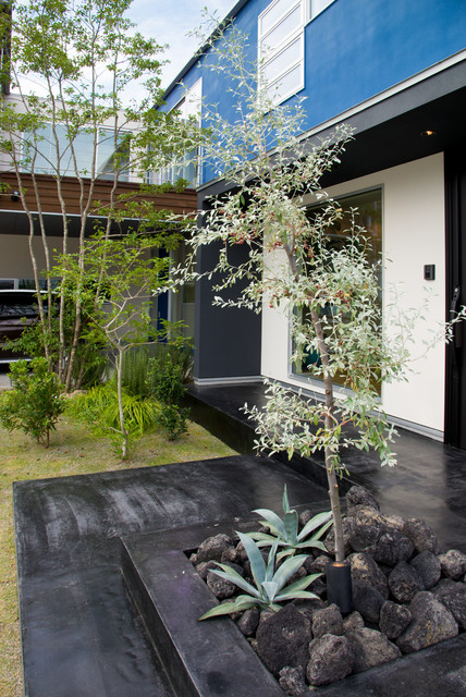 ガレージを併せ持つ住宅の外構植栽ランドスケープデザイン Moderne Terrasse Et Patio Autres Perimetres Par Color Label Design Office 殿村明彦 Houzz