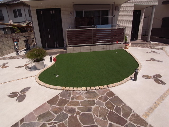 ジャワ鉄平石のアプローチと人工芝のゴルフグリーン Craftsman Terrasse Et Patio Autres Perimetres Par 株式会社 エクステリアうだがわ Houzz