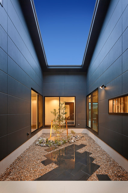 中庭から光が昇る 半平屋の二世帯住宅 Contemporaneo Patio Otras Zonas De 納得住宅工房株式会社 Houzz