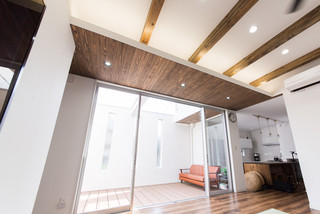 中庭とカーテンのいらないリビングの家 Modern Patio Osaka By コンフォート建築設計工房株式会社 Houzz Uk