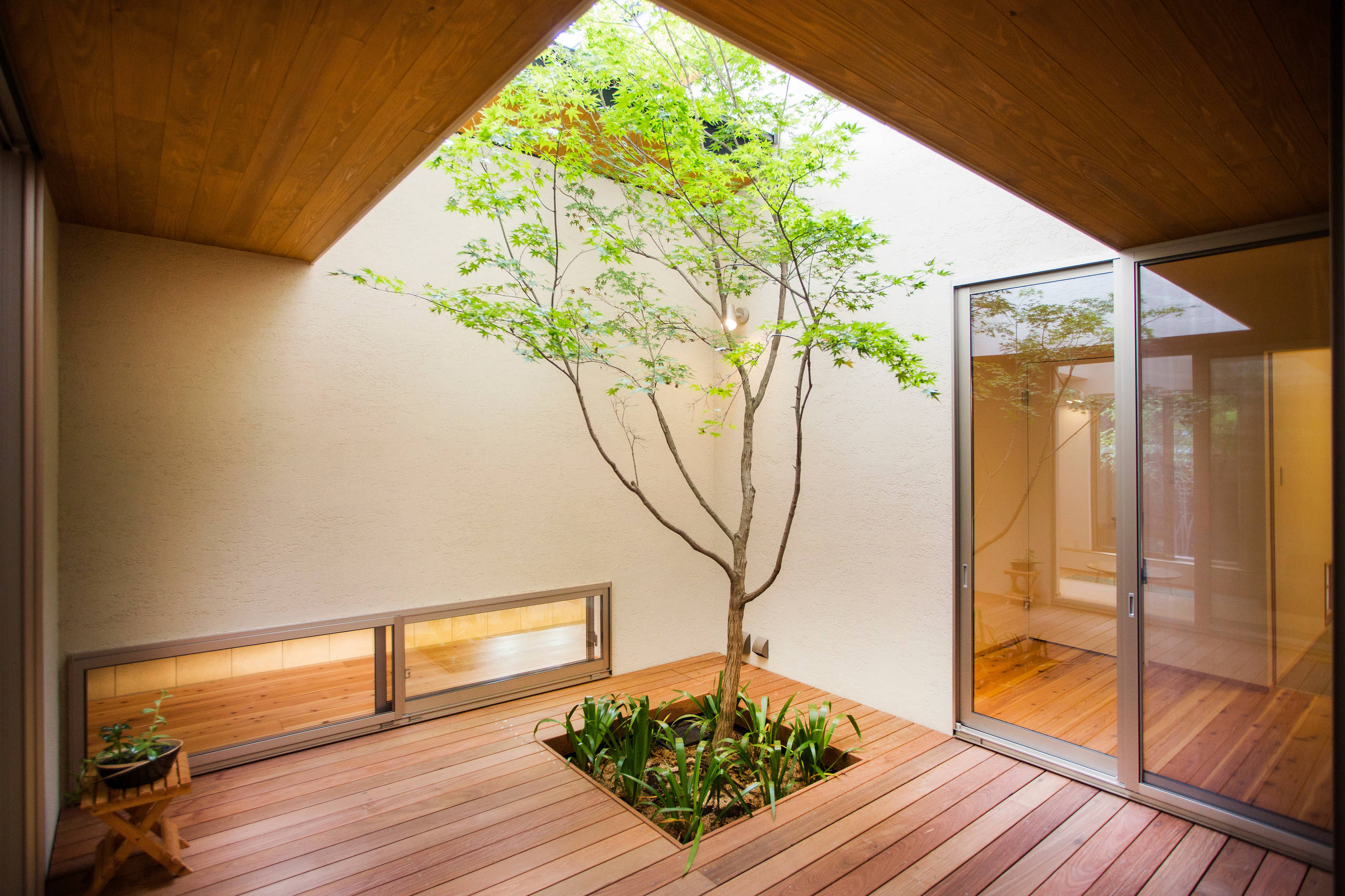 中庭と通り土間のある家 Japanese Patio Other By コラボハウス一級建築士事務所 Houzz