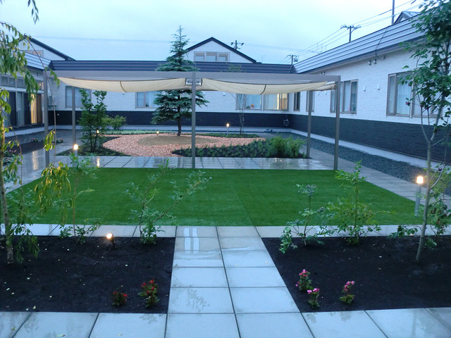 夜も庭 平間造園株式会社 有料老人ホーム カムイ Asian Patio Tokyo Suburbs By Proの庭照明 ライティングマイスター Houzz Uk