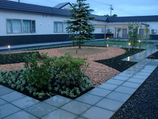 夜も庭 平間造園株式会社 有料老人ホーム カムイ Asiatique Terrasse Et Patio Faubourg De Tokyo Par Proの庭照明 ライティングマイスター Houzz