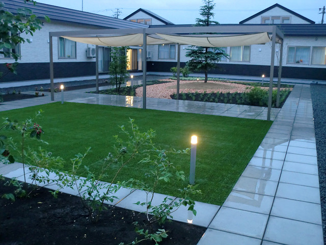 夜も庭 平間造園株式会社 有料老人ホーム カムイ Asian Patio Tokyo Suburbs By Proの庭照明 ライティングマイスター Houzz Uk