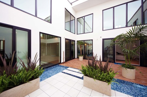 水面で自然を取り込む。水盤のある家8選  Houzz (ハウズ)