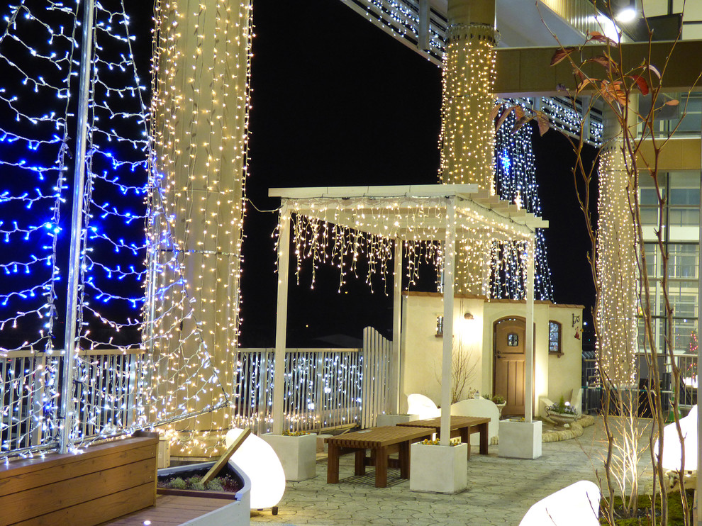 天空に舞う幻想的なオーロラ エクステリアモミの木 花巻店モデッロ 岩手県 イオンモール盛岡 2ｆテラス Asian Patio Tokyo Suburbs By Proの庭照明 ライティングマイスター Houzz