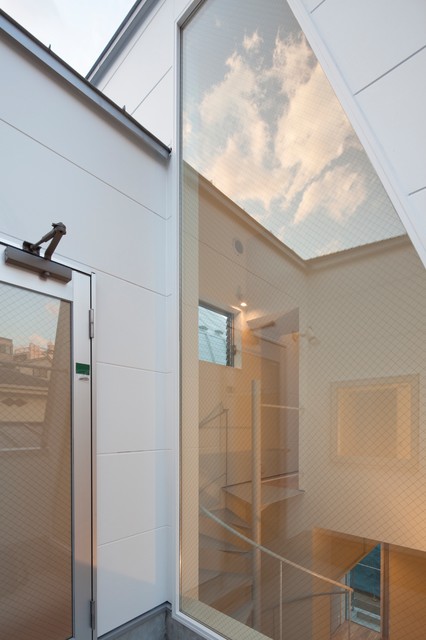 幅が狭い狭小地での駐車場を伴う３階建ての住宅 Moderne Terrasse Et Patio Tokyo Par 角倉剛建築設計事務所 Houzz
