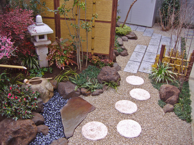 手水鉢周りを望む Japanese Patio Tokyo By 造園 庭造り専門店 新美園 Houzz
