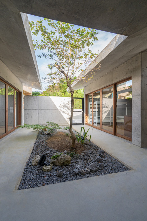 沖縄の伝統的住宅のようなコンクリートの家 Houzz (ハウズ)