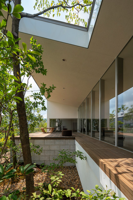 河内長野の家 川の音を感じながら家具が映える平屋 House In Kawachinagano Moderne Terrasse Et Patio Osaka Par Arbol一級建築士事務所 Houzz