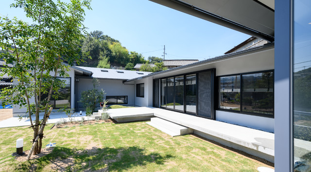 芝生を囲む平屋 Midcentury Patio Other By 風景のある家 Llc Houzz Ie