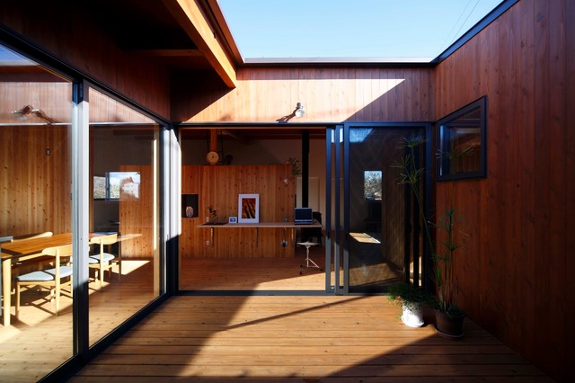 薪ストーブと中庭のある平屋の家 Salle De Sejour Yokohama Par Shinsuke Fujii Architects Houzz