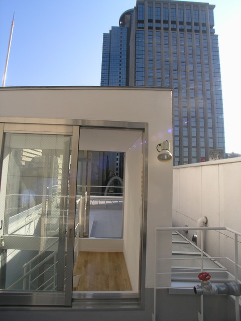 都心の狭小地の地下１階地上７階建てのペンシルビル Modernizm Fasad Doma Tokio Ot Eksperta 角倉剛建築設計事務所 Houzz Rossiya