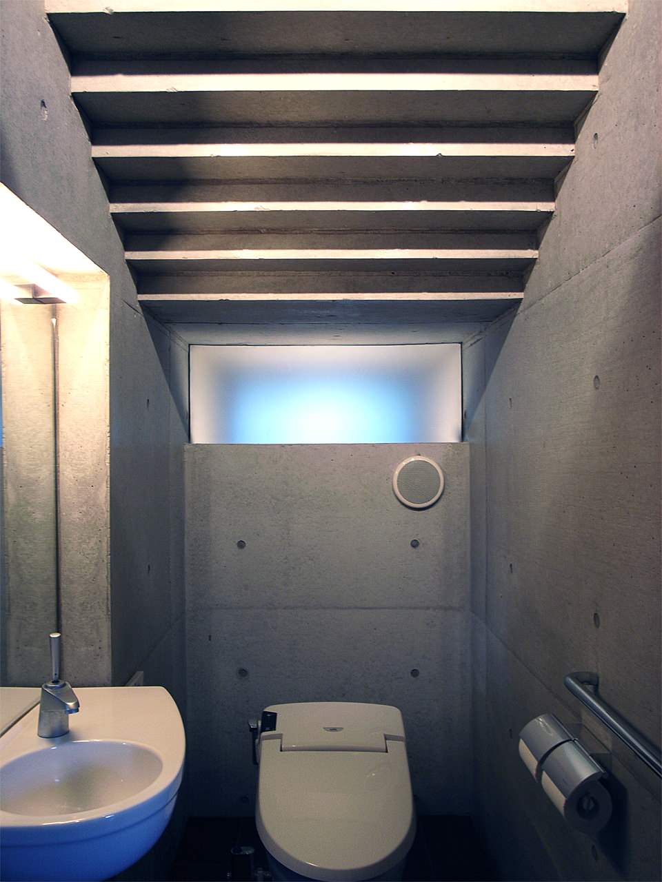 もみじの家 階段下トイレ Powder Room Tokyo Suburbs By 村上建築設計室 Houzz