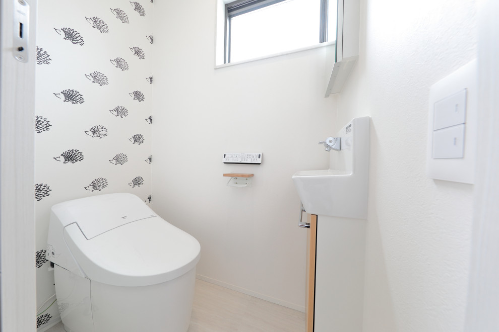 アクセントクロスで可愛いいトイレ Modern Powder Room Other By 有限会社喜々津ホーム Houzz