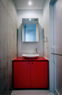 モダンスタイルのおしゃれなトイレ 洗面所 赤いキャビネット の画像 75選 22年3月 Houzz ハウズ